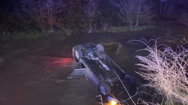 accident in bistrita doi tineri au fost salvati din rau