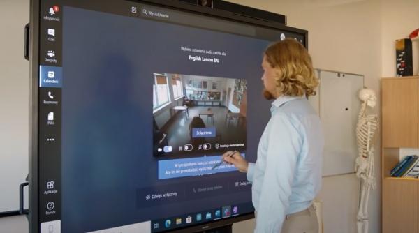 sute de scoli se infrunta online la concursul aristotel