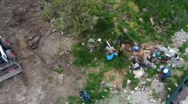 angajati ai firmei de salubrizare din sectorul 5 prinsi folosind gunoiera pentru colectarea de deseuri din jilava