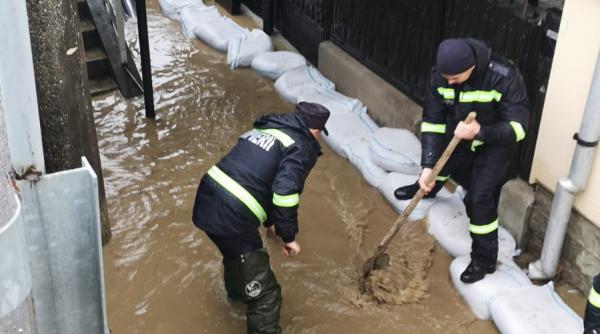 inundatii puternice in bihor pompierii intervin pentru evacuarea apei din gospodarii