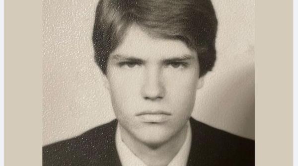 presedintele atacat pe internet dupa ce a postat o fotografie cu el de la varsta de 17 ani