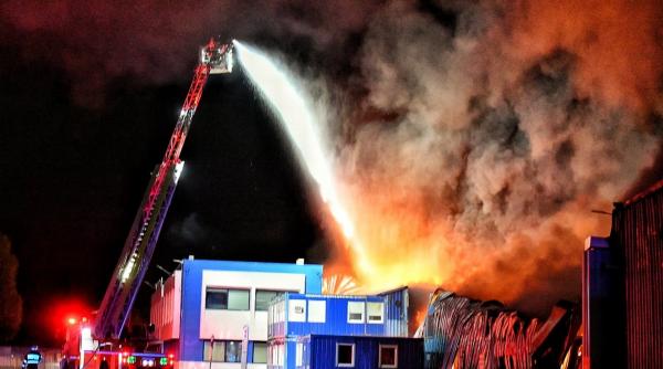 incendiu puternic la o fabrica din timis