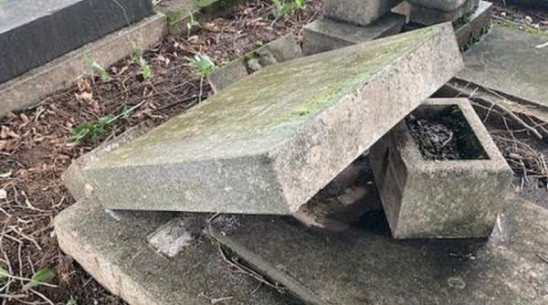 cimitirul evreiesc din ploiesti vandalizat autorii sunt cinci tineri