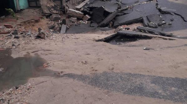 o strada din craiova s a prabusit in urma unei ploi torentiale