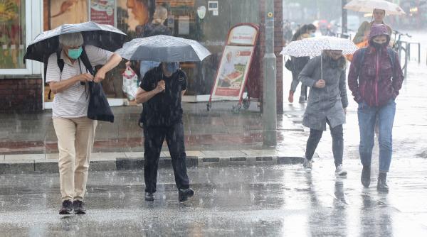 cod galben de averse vijelii si grindina meteorologii anunta cat mai tine vremea rea