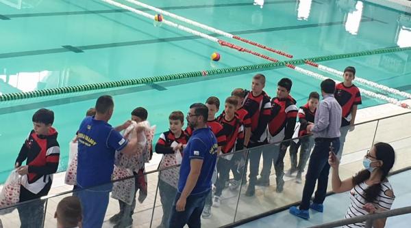 aripi tinere intinse pe luciul apei sub tampa