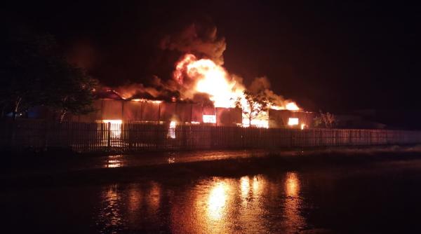 incendiu puternic la un depozit de mase plastice din barlad au intervenit 13 autospeciale