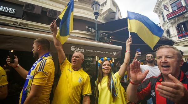 valul 1 de suporteri a plecat vine valul 2