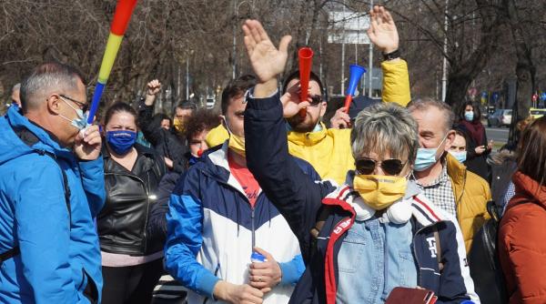 protest al comunitatii declic in piata victoriei taiati pensiile speciale