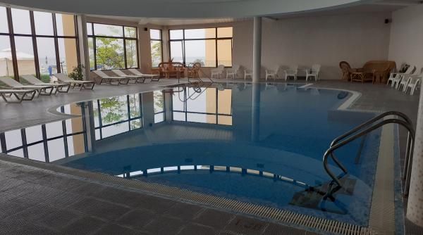 sase copii intoxicati cu clor in piscina unui complex hotelier din mamaia transportati la spital