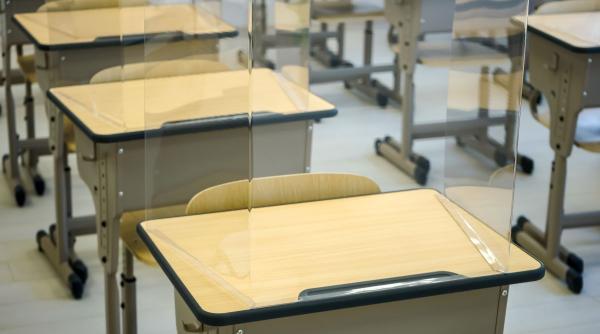 peste 133 000 de absolventi de liceu incep luni examenul de bacalaureat