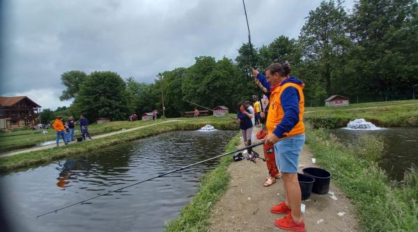 lira fagarasului cu drumetii montane folk si concurs de pescuit