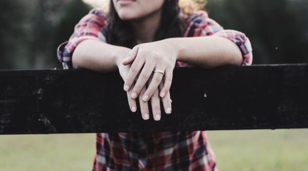 fetita de 11 ani maritata de parintii beti morti