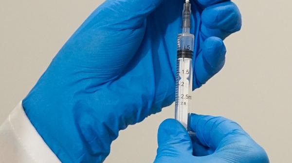 cncav vaccinarea cu schema completa este eficienta si in randul grupelor de risc