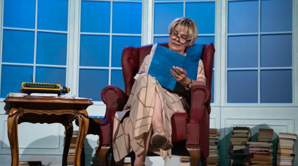 maia morgenstern urca pe scena teatrului godot pentru premiera spectacolului povestiri culese din data de 21 22 iulie