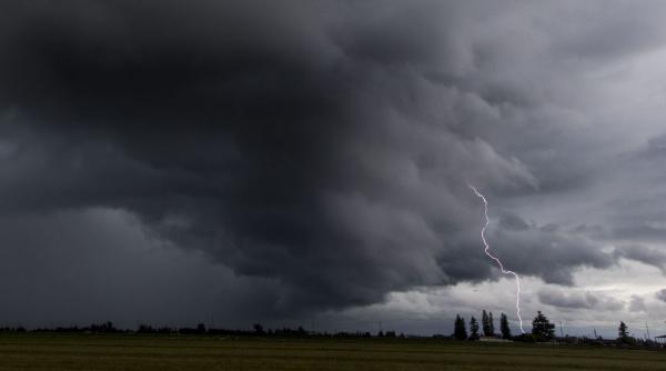 alerta anm cod rosu de averse si vijelii in bacau si neamt