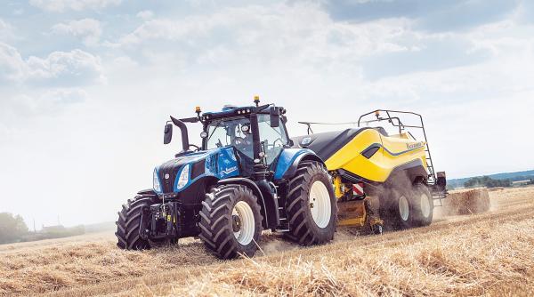 p ozn urile albastre de pe camp tractoare inteligente care lucreaza impreuna cu fermierii