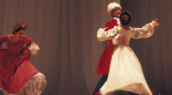 premierele lunii august pe scena digitala de cealalta parte a lumii povestea ursilor panda si aceasta bezna feroce spectacolul cadou pentru abonati