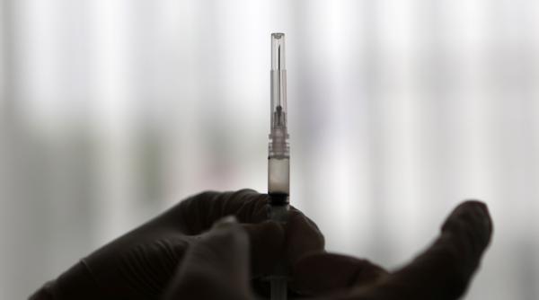 liderii planetei isi bat capul cum sa trimita electoratul la vaccinare