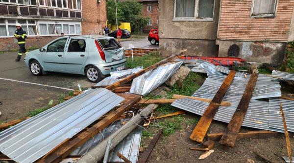 acoperisul unui bloc din lupeni smuls de vant a avariat doua masini si trei balcoane