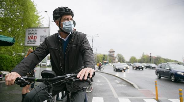 presedintele klaus iohannis a ajuns la palatul cotroceni pe bicicleta