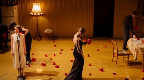 spectacolul manifest itinerarii intr o zi lumea se va schimba se joaca in august la arcub si la festivalul international de teatru de la sibiu