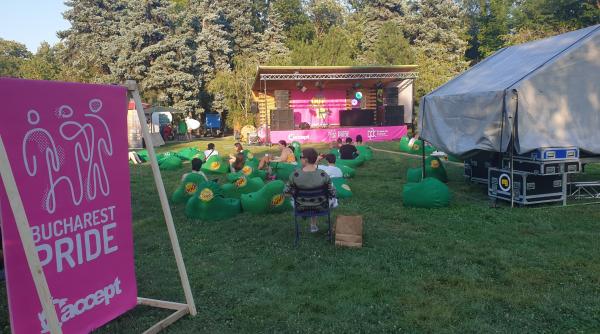 printre gay la vernisaj