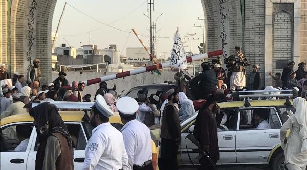 talibanii au intrat in kabul dupa o ofensiva devastatoare presedintele afgan ar fi parasit tara