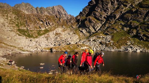 a vazut lanternele in perete apoi a auzit un strigat si una dintre lumini a cazut in abis