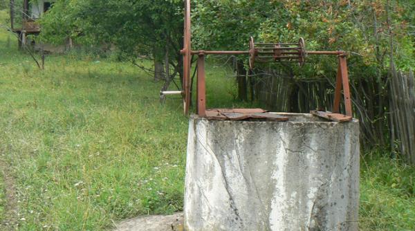 un sat din judetul prahova a ramas fara apa din cauza caniculei in zona se afla o autocisterna isu