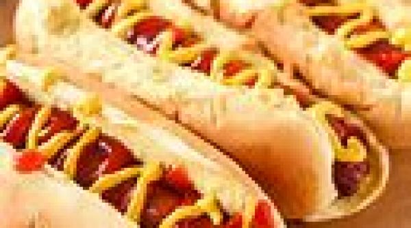 consumul unui hot dog scurteaza viata cu 36 de minute studiu