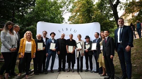 festivalul international de teatru de la sibiu a decernat stelele pe aleea celebritatilor charlotte rampling israel galvan akram khan si yoshi oida pentru anul 2021 si denis o hare jan lauwers si helmut sturmer pentru 2020