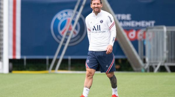 messi a debutat pentru psg in uralele stadionului