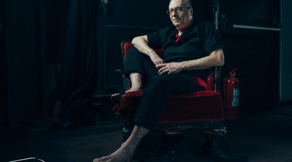 premiera de gigi caciuleanu a fi si a nu fi spectacol de dans inspirat din poezia lui caragiale