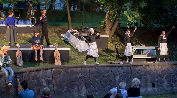 regina prajiturilor calatoreste in postprezentul explorat de festivalul international de teatru din piatra neamt