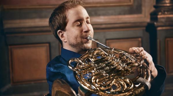 te deum ul compus de jose cura pentru festivalul enescu in prima auditie mondiala la sala palatului faimosul cornist felix klieser nascut fara brate interpreteaza mozart la ateneu