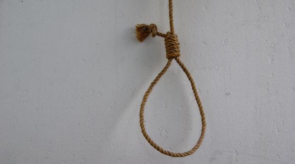 o fata de 14 ani din botosani s a sinucis dupa ce a jucat un joc pe internet