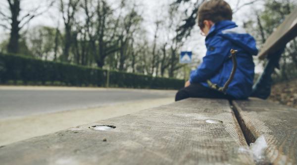 zeci de mii de copii romani au parintii plecati la munca in strainatate