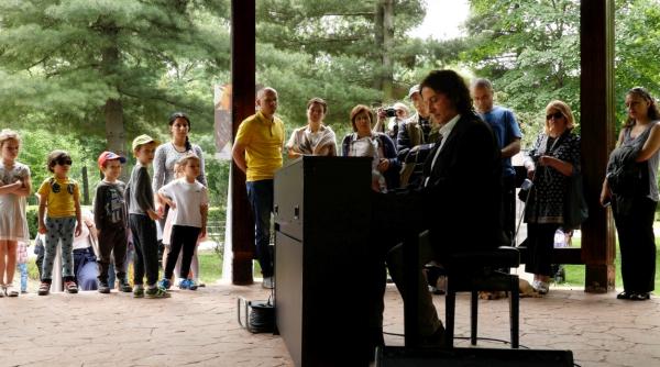 pianul calator si vioara lui enescu la turnee de poveste in parcurile bucurestene 18 19 septembrie ora 17 in foisorul din parcul kiseleff
