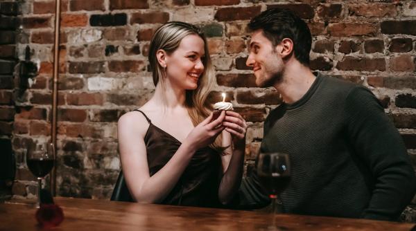 cum sa atragi atentia unei femeie pe care vrei sa o cuceresti