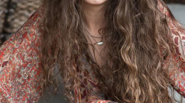 ligia hojda lanseaza noul sau single nomazi duminica aceasta la teatrul godot