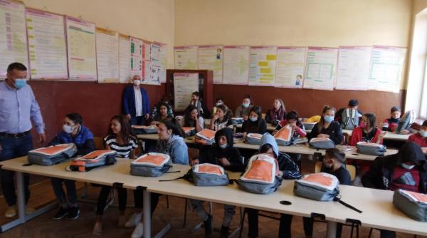 fundatia mereu aproape si ruris lupta impotriva abandonului scolar 5 000 de elevi din 44 de scoli din toate regiunile tarii au primit ghiozdane complet echipate pentru noul an scolar