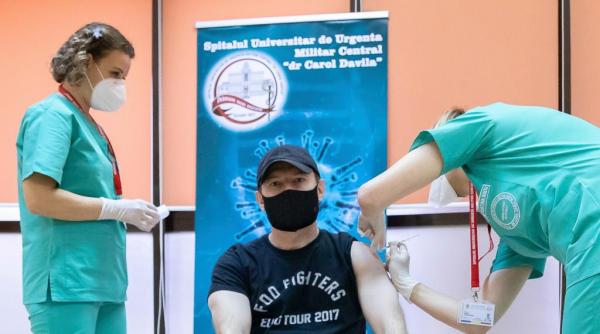 premierul florin citu se vaccineaza cu a treia doza de vaccin la ora 11 00 la spitalul militar