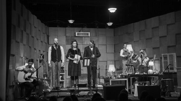 festivalul saptamana teatrului tanar a ajuns la final si a umplut sala teatrului george ciprian cu iubitori de teatru