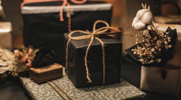 nu stii ce daruri sa le mai faci angajatilor tai iata 6 idei de cadouri corporate pentru fiecare sarbatoare