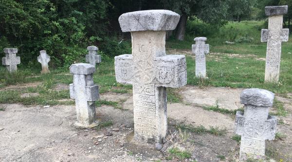 legenda crucilor din piatra doborate cu excavatorul de slugoii lui ceausescu