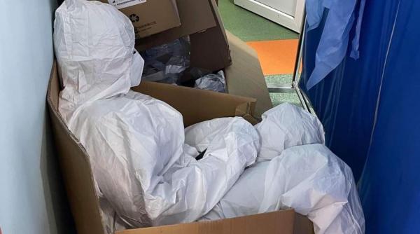 lupta cadrelor medicale cu oboseala imagini cu o asistenta dormind asezata intr o cutie