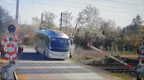 accident stupid in prahova soferul unui autobuz a spulberat o bariera de cale ferata
