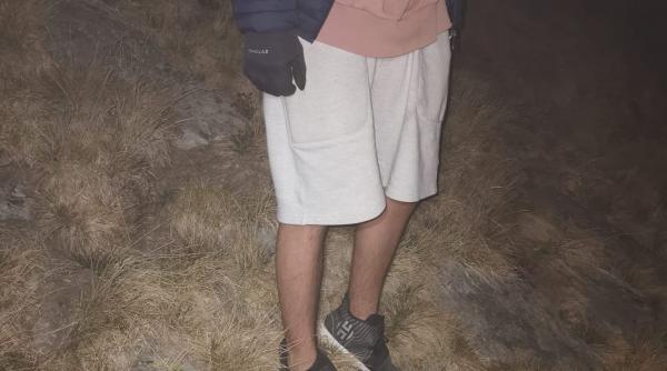 profilul turistului de weekend adidasi pantaloni scurti rucsacei de scoala muntomanu loveste inca o data