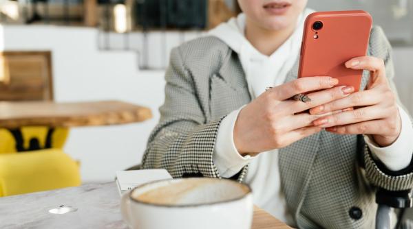 cum iti cureti corect smartphone ul si ce obiceiuri te ajuta sa l protejezi zi de zi